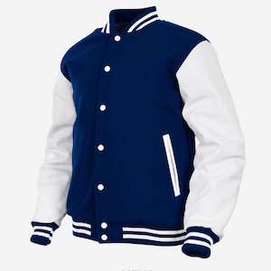 Può includere: Una giacca varsity blu navy con maniche bianche, colletto alla coreana e bottoni a pressione bianchi. I polsini e l'orlo presentano dettagli a righe bianche. Sotto la giacca, il testo NEW COLLECTION è stampato in lettere maiuscole blu.