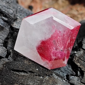 Rubí natural de 13,7 quilates / 14 x 17,20 mm, forma hexagonal irregular / Lámina de rubí rojo y blanco / Gema suelta / Mineral de colección / Piedra para la fabricación de joyas