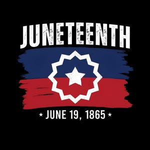 以下が含まれることがあります： 黒い背景に白い文字でJUNETEENTHとアーチ状に描かれたグラフィックデザイン。その下には青と赤のブラシストロークで描かれた旗があり、12の突起を持つ白い星と中央の星が配置されている。下部にはJUNE 19, 1865という文字と2つの小さな星が中央に配置されている。