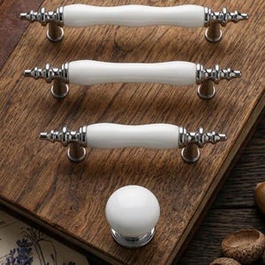 Puxadores de porcelana feitos à mão para armários e gavetas, com acabamento cromado dourado, ferragens de luxo para cozinha e banheiro.