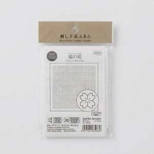 Könnte beinhalten: Ein verpacktes Sashiko-Sampler-Kit mit einem Kirschblüten-Design. Das Paket enthält englische Anweisungen und den Text "Hana-Fukin Sashiko Sampler". Die fertige Größe beträgt ca. 34 cm x 34 cm. Markierungen verschwinden beim Waschen.