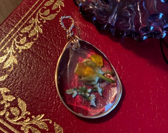 本物の花を使った樹脂製ペンダント – ゴールドトーンのワイヤーを使用した手作りのボタニカルペンダント