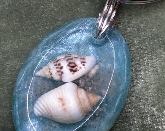 Llavero de resina de concha auténtica / Colgante para bolso de playa azul océano / Accesorio costero