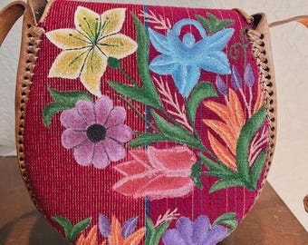 Bolso bandolera vintage con estampado floral pintado a mano y detalles de pespuntes de cuero estilo boho.