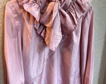 Blusa vintage de satén rosa con volantes y lazo, hecha a mano, estilo romántico victoriano.