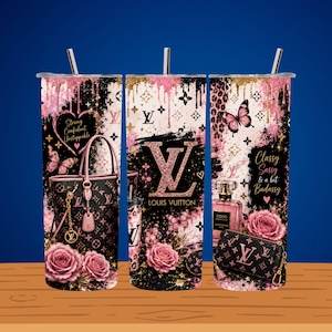 Op de afbeelding: Een cilindervormige beker met een zwart en roze ontwerp met gouden accenten, met een handtas, parfumfles, rozen, vlinders en luipaardprint. De tekst bevat "Strong Confident Unstoppable", "Classy Sassy & a bit Badassy" en "LOUIS VUITTON".