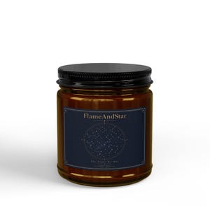 Könnte beinhalten: Eine braune Glas-Kerze im Glas mit schwarzem Deckel. Das Etikett ist marineblau mit einem Sternbild-Design und dem Text "FlameAndStar" und "The Night We Met".