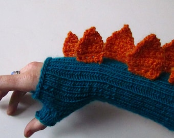 PATTERN: Stegosaurus wristwarmers - knit and crochet