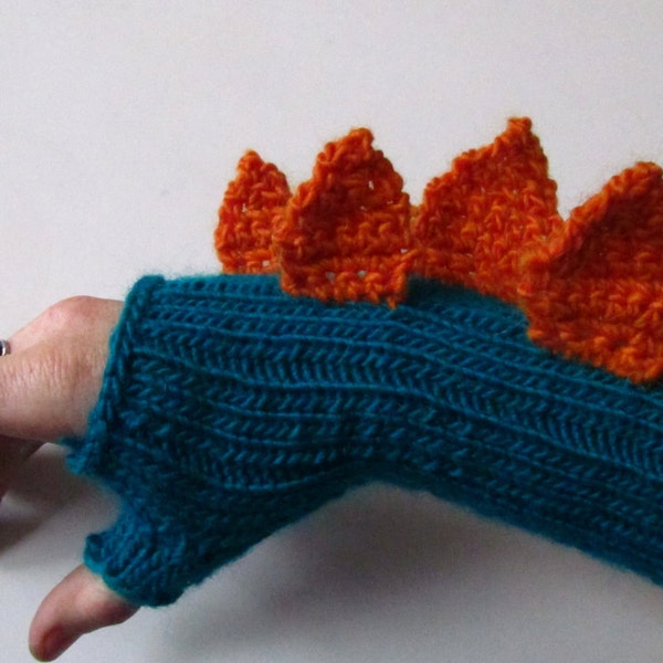 PATTERN: Stegosaurus wristwarmers - knit and crochet