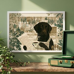 Puede incluir: Una impresión enmarcada de un Labrador negro leyendo un periódico y sosteniendo una taza de café. Un tocadiscos verde está sobre una superficie de madera, con plantas en macetas en primer y segundo plano.