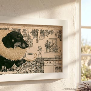 Può includere: Stampa artistica incorniciata con un bassotto con un colletto a balze e una tazza di caffè. Il cane nero e marrone è ambientato in una scena di cucina color seppia con erbe appese e un fornello vintage. La stampa è in una cornice bianca.