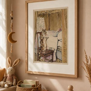 Può includere: Un'illustrazione incorniciata raffigurante un gatto tigrato in piedi su una sedia di legno, che tiene in mano una tazzina, accanto a un letto con una persona a riposo. L'opera è racchiusa in una cornice di legno chiaro con passe-partout bianco.