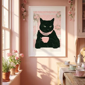 Puede incluir: Una impresión artística enmarcada que presenta un gato negro con un collar de perlas y sosteniendo una taza de té rosa. El gato está sobre un fondo floral rosa. La habitación está pintada de rosa y decorada con guirnaldas de rosas.