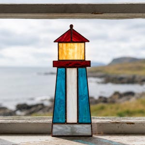 Geometriskt fyrmålat glasmönster | Fyrsolfångare | Nautisk stranddekor | Kustpresent