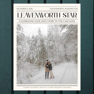 Könnte beinhalten: Ein Zeitungsdruck mit dem Titel LEAVENWORTH STAR, datiert auf den 4. Dezember 2026, in Leavenworth, Washington. Er zeigt ein Foto von zwei Personen, die sich auf einem verschneiten Waldweg umarmen, mit dem Text CELEBRATING OUR LOVE STORY IN THE CASCADES.