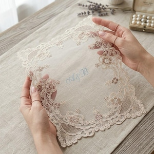 名前刺繍入りのパーソナライズされたレースのプレイスマット、カスタムヨーロピアンヴィンテージテーブルマット、長方形のレースドイリー、結婚式のテーブル装飾ギフト