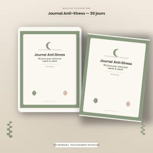 Peut inclure: Deux couvertures de journal rectangulaires avec un fond crème et des bordures vert sauge. Le texte indique Journal Anti-Stress, 30 jours pour retrouver calme & clarté, et Développement Personnel. Chaque couverture présente une icône de croissant de lune.