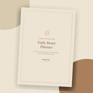 Peut inclure: Une couverture de planificateur beige avec une bordure fine, présentant une icône de soleil et le texte : MINIMALIST WELLNESS EDITION, Daily Reset Planner, A calm, structured space to reset your day, your week, and your month, VERDANESTUDIO, A4 Edition.