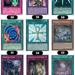 Pode incluir: Uma cole&ccedil;&atilde;o de nove cartas colecion&aacute;veis Yu-Gi-Oh! dispostas em uma grade tr&ecirc;s por tr&ecirc;s, incluindo Magic Cylinder, Red-Eyes Dark Dragoon, Swords of Revealing Light, Polymerization, Monster Reborn, Fydraulis Harmonia, Dominus Spark, Solemn Accusation e Forbidden Crown.