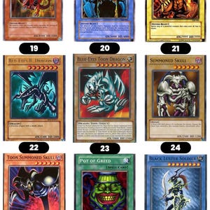 Pode incluir: Uma cole&ccedil;&atilde;o de nove cartas colecion&aacute;veis Yu-Gi-Oh! dispostas em uma grade, apresentando v&aacute;rios monstros e cartas m&aacute;gicas, incluindo Slifer the Sky Dragon, Obelisk the Tormentor, The Winged Dragon of Ra, Red-Eyes B. Dragon, Blue-Eyes Toon Dragon, Summoned Skull, Toon Summoned Skull, Pot of Greed e Black Luster Soldier, cada uma numerada de 19 a 27.