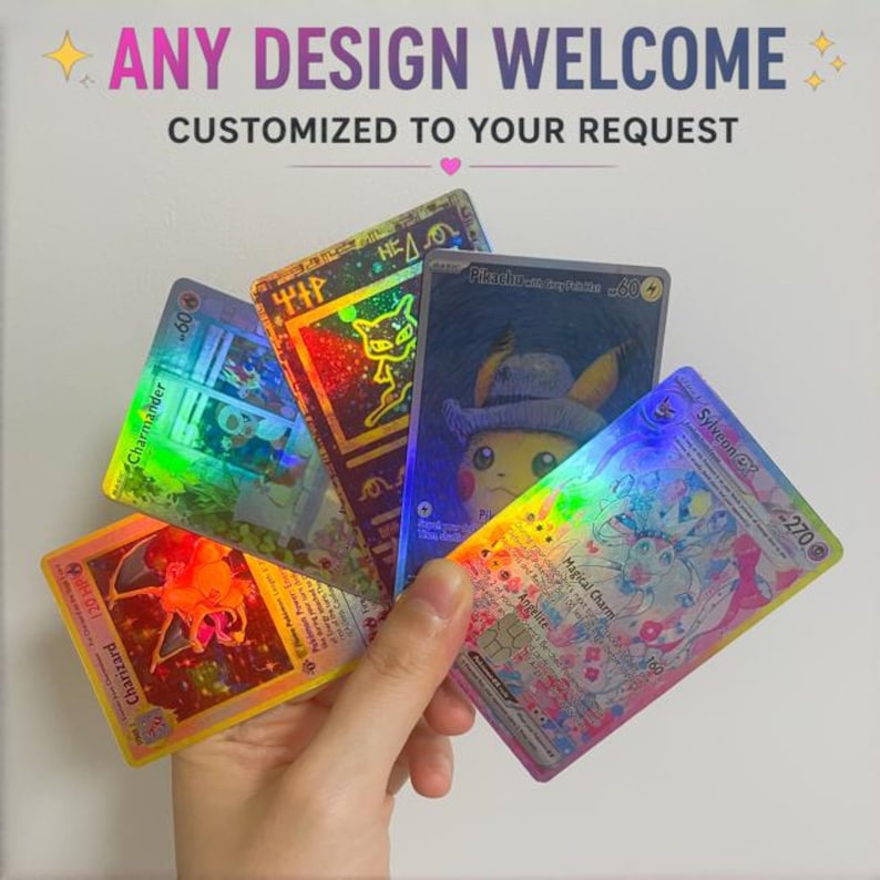 Puede incluir: Una mano sosteniendo una colecci&oacute;n de cartas coleccionables hologr&aacute;ficas. Las cartas presentan varios personajes y dise&ntilde;os, incluyendo un Charizard y un Sylveon. El texto "ANY DESIGN WELCOME" y "CUSTOMIZED TO YOUR REQUEST" es visible.