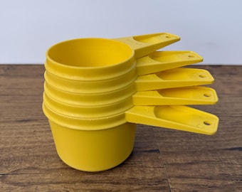 Set di 5 misurini Tupperware vintage color oro giallo, anni '70, stile Mid-Century Modern.