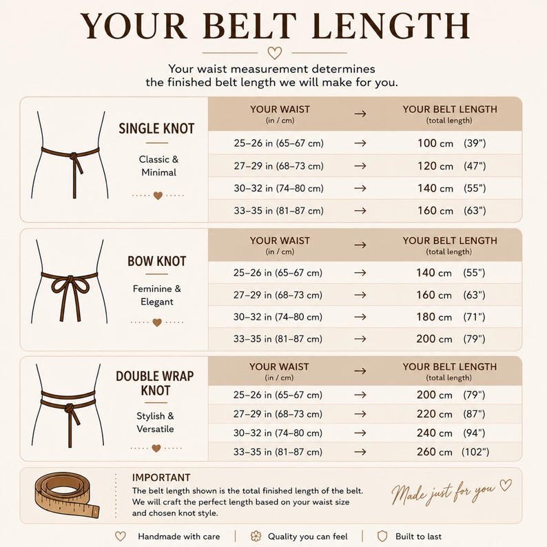Op de afbeelding: Een beige informatietabel getiteld YOUR BELT LENGTH met drie secties voor knoopstijlen: Single Knot, Bow Knot en Double Wrap Knot. Elke sectie toont een taillemaat in inches en centimeters naast de totale riemlengte in cm en inches.
