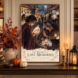 以下が含まれることがあります： 「The Market of Lost Memories, Open Only at Midnight」と題された縦長の長方形のウォールアートプリント。暗いマントを着た人物が光る瓶を持ち、帽子をかぶった人物と夜の市場で対峙している様子が描かれています。