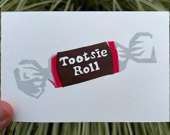 Tootsie Roll - Estampado en relieve (rojo, marrón y gris)