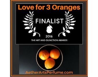 Amour pour 3 oranges : parfum de fleurs, de fruits et d'arbres Le parfum des oranges juteuses se mêle au parfum crémeux des fleurs et des feuilles d'oranger.