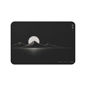 Tappetino da scrivania monocromatico con motivo montano / Tappetino per mouse minimalista in neoprene