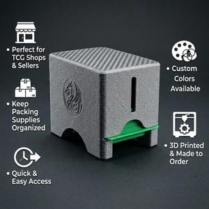 Peut inclure: Une boîte de rangement rectangulaire imprimée en 3D de couleur grise, dotée d'une finition texturée et d'un motif en fibre de carbone sur le dessus. L'avant présente une fente verticale et un levier horizontal vert, avec un emblème de dragon.