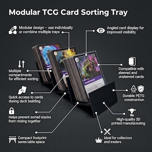 Op de afbeelding: Een zwarte modulaire TCG-kaartsorteerbak met meerdere vakken voor het organiseren van ruilkaarten. De bak heeft een schuin ontwerp voor zichtbaarheid, is geschikt voor kaarten met hoesjes en is gemaakt van duurzaam PETG-materiaal.