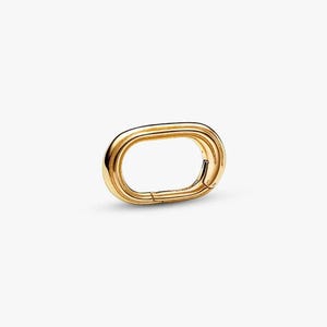 Puede incluir: Un cierre de mosquetón ovalado de color dorado con un acabado liso y pulido. Este componente de joyería cuenta con un mecanismo de apertura con bisagra en un lado, lo que le permite funcionar como conector para cadenas o dijes en diseños.