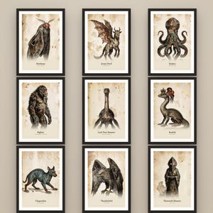Op de afbeelding: Een set van negen ingelijste kunstprints met illustraties van cryptiden zoals Mothman, Jersey Devil, Kraken, Bigfoot, Loch Ness Monster, Basilisk, Chupacabra, Thunderbird en Flatwoods Monster op verouderd, gevlekt papier.