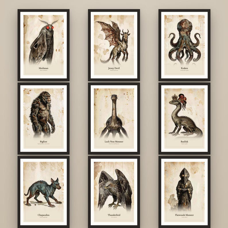 Op de afbeelding: Een set van negen ingelijste kunstprints met illustraties van cryptiden zoals Mothman, Jersey Devil, Kraken, Bigfoot, Loch Ness Monster, Basilisk, Chupacabra, Thunderbird en Flatwoods Monster op verouderd, gevlekt papier.