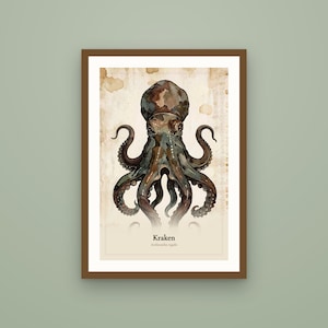 Op de afbeelding: Een ingelijste kunstdruk met een illustratie van een octopus in bruine en donkere tinten, gecentreerd op een beige achtergrond met koffieachtige vlekken. De tekst Kraken en Architeuthis regalis staat in het zwart onderaan de afbeelding.