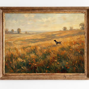 Pode incluir: Uma pintura a óleo antiga emoldurada em madeira retrata um campo de grama alta e dourada sob um céu nublado. Um cão com manchas pretas e brancas está no campo. A pintura tem um ambiente quente e rústico.