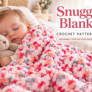 Może przedstawiać: Wzór szydełkowy w formacie PDF na kocyk Snuggle Blanket z instrukcją fotograficzną krok po kroku dla początkujących. Kocyk wykonany jest z teksturowanej włóczki w odcieniach różu, bieli i szarości. Beżowy pluszowy króliczek leży pod kocykiem.