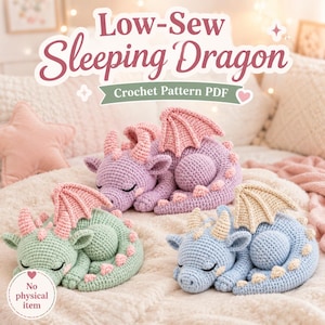 Peut inclure: Un patron de crochet numérique PDF intitulé Low-Sew Sleeping Dragon présentant trois dragons en crochet dans des tons violet clair, vert menthe et bleu clair. Chaque dragon a les yeux fermés, de petites cornes et des ailes contrastées.