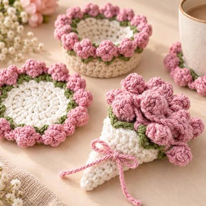 Peut inclure: Un ensemble d'objets crochetés ornés de grappes de fleurs roses et de feuilles vertes sur des bases couleur crème. Le lot comprend un dessous de verre rond, un petit bol, un dessous de tasse sous une tasse en céramique et une pièce triangulaire.