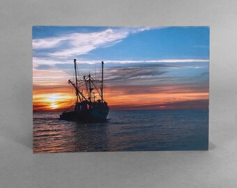 Barco pesquero de arrastre al atardecer