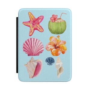 Op de afbeelding: Een lichtblauwe tablethoes met een aquarelprint van een roze zeester, een groene kokosnoot met een roze bloem en een rietje, een roze sint-jakobsschelp, een oranje hibiscusbloem, een kleine blauwe schelp en een witte spiraalvormige zeeschelp.