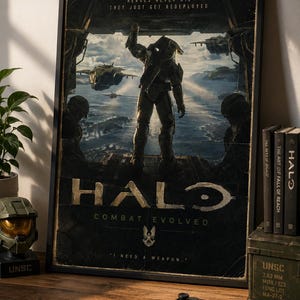 Könnte beinhalten: Ein gerahmtes Poster mit einer Halo Combat Evolved-Szene, auf der ein Soldat am Rand eines Landungsschiffs steht und auf eine Landschaft blickt. Der Text lautet Heroes Never Die They Just Get Redeployed, Halo Combat Evolved und I Need A Weapon.