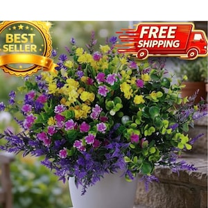 Puede incluir: Un arreglo decorativo de plantas artificiales que presenta un denso grupo de pequeñas flores amarillas, moradas y magenta mezcladas con follaje verde vibrante, todo contenido en una maceta blanca simple, creando un despliegue botánico redondeado.