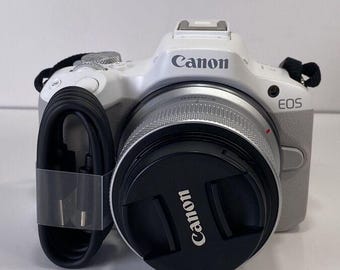 Witte Canon EOS R50 4K-videosysteemcamera met RF-S 18-45 mm f/4.5-6.3-lens.