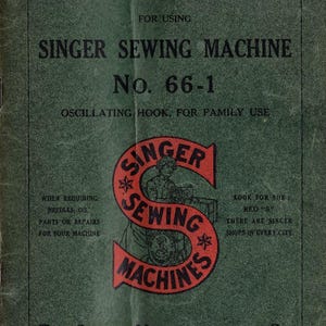 Pode incluir: Manual de instruções vintage para a máquina de costura Singer nº 66-1. A capa é verde desbotado com texto preto e um logotipo Singer vermelho. O manual é de 1913 e inclui instruções para uso familiar.