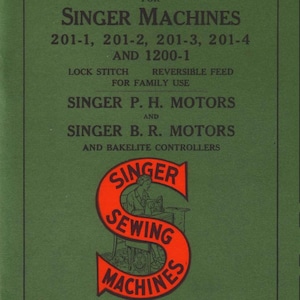 Könnte beinhalten: Ein grünes Handbuch mit dem Titel Adjuster's Manual for Singer Machines 201-1, 201-2, 201-3, 201-4 and 1200-1. Es zeigt ein großes rotes S-Logo mit dem Text Singer Sewing Machines und erwähnt Singer P. H. Motoren, B. R. Motoren und Bakelit-Regler.