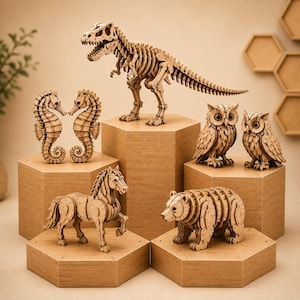 Op de afbeelding: Houten dierenpuzzels, waaronder een Tyrannosaurus Rex, zeepaardjes, uilen, een paard en een beer. De puzzels worden gepresenteerd op houten zeshoekige platforms. De dieren zijn gemaakt van in elkaar grijpende houten stukken.