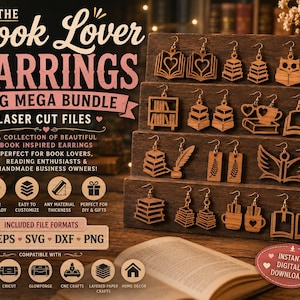 Puede incluir: Un listado de producto digital para el paquete SVG de pendientes de amantes de los libros, con archivos de corte láser para pendientes de madera con formas de libros abiertos, pilas de libros, búhos, estanterías y plumas, en un soporte.